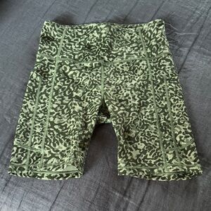 Athleta Women's Green Camo 7" Athletic Shorts